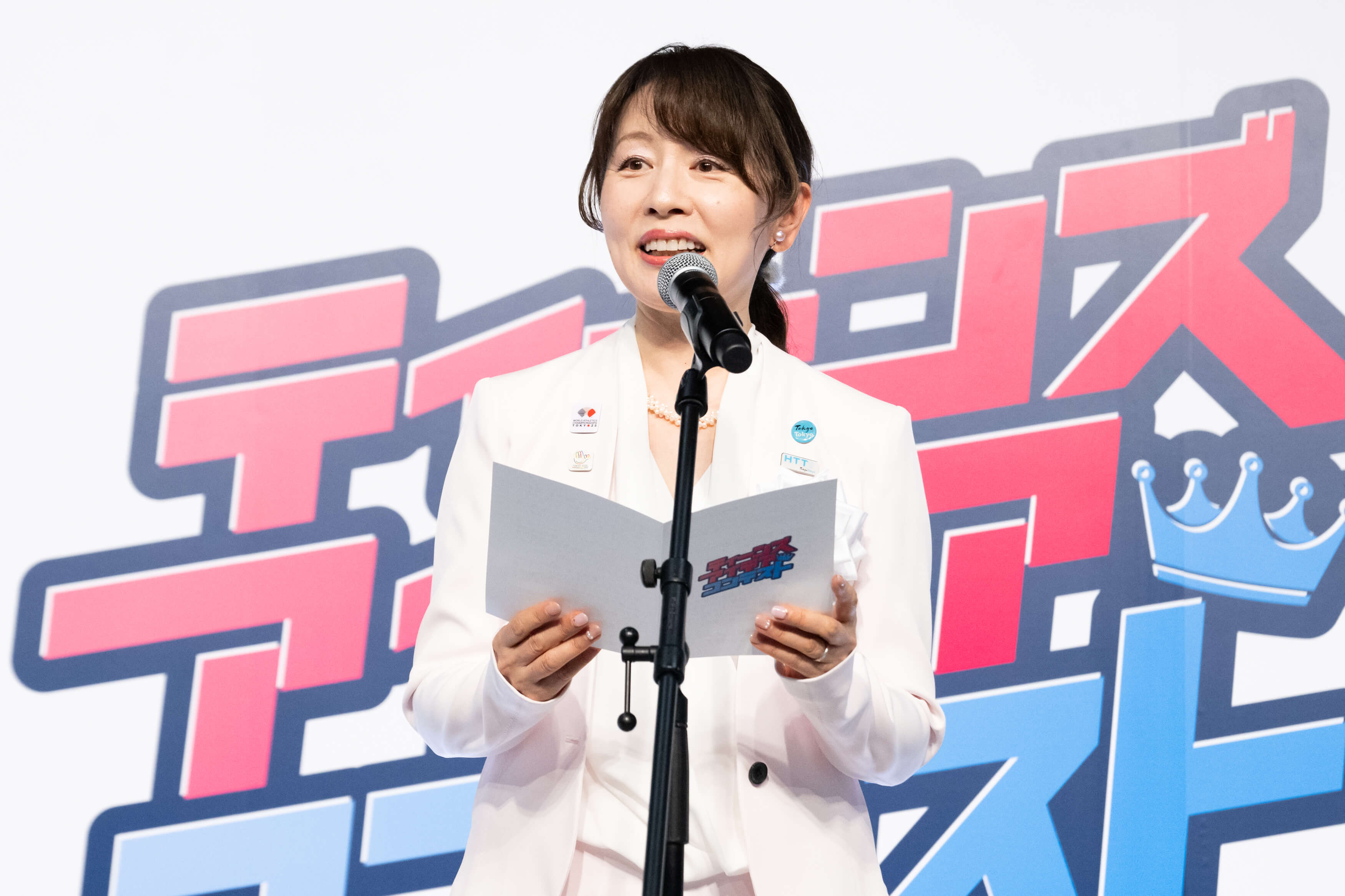 東京都副知事の松本明子がマイクの前にコメントしている様子の写真