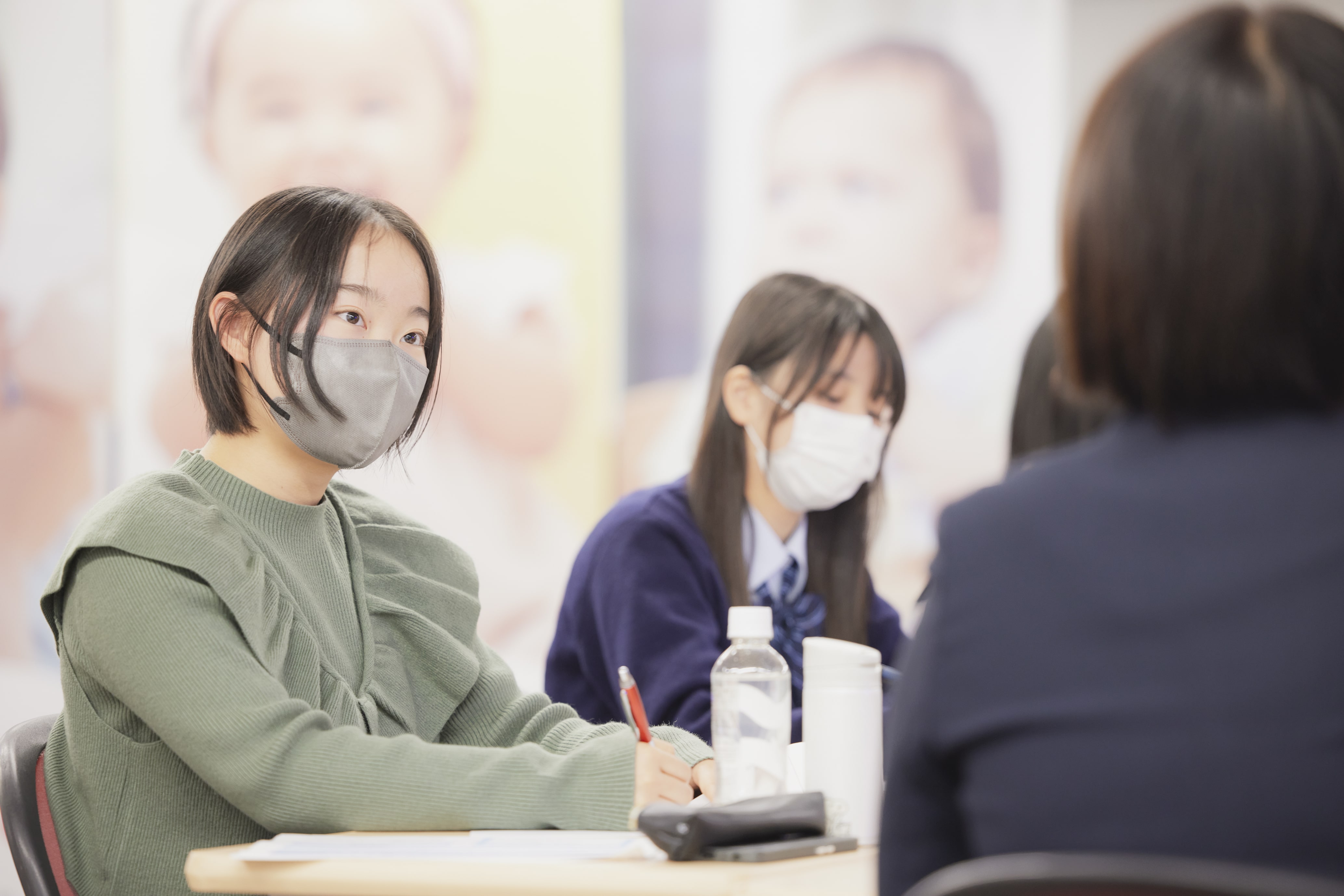 会議室で意見交換会を行っているアップの写真
